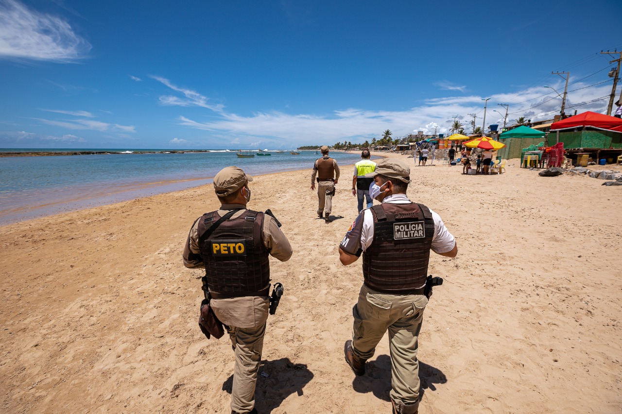 Polícia fiscaliza praias de Camaçari para evitar disseminação da Covid-19