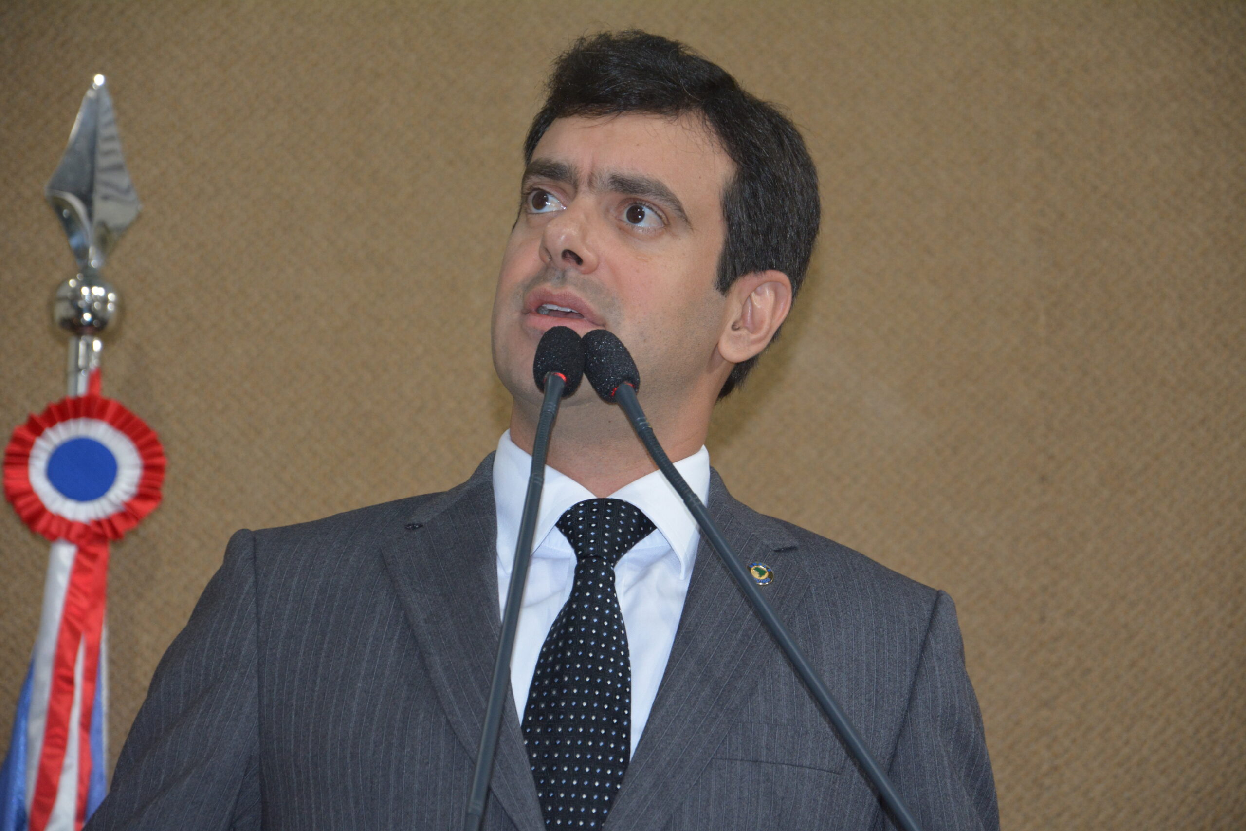 Deputado Tiago Correia defende retorno às aulas presenciais