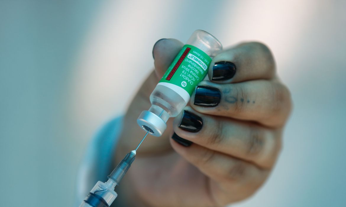 AstraZeneca quer produzir 200 milhões de doses de vacina até abril