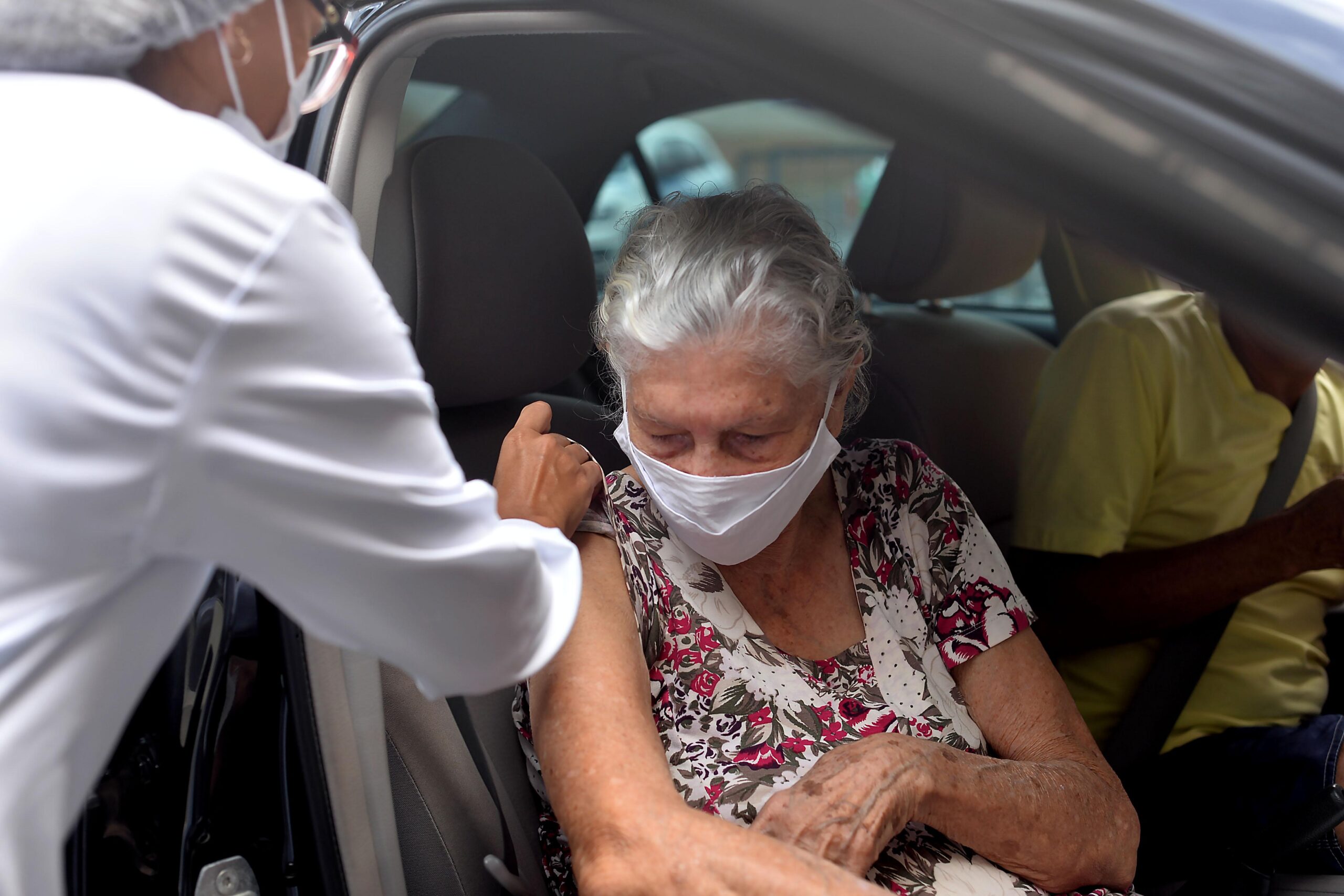 Salvador vacina idosos a partir de 85 anos contra a Covid-19