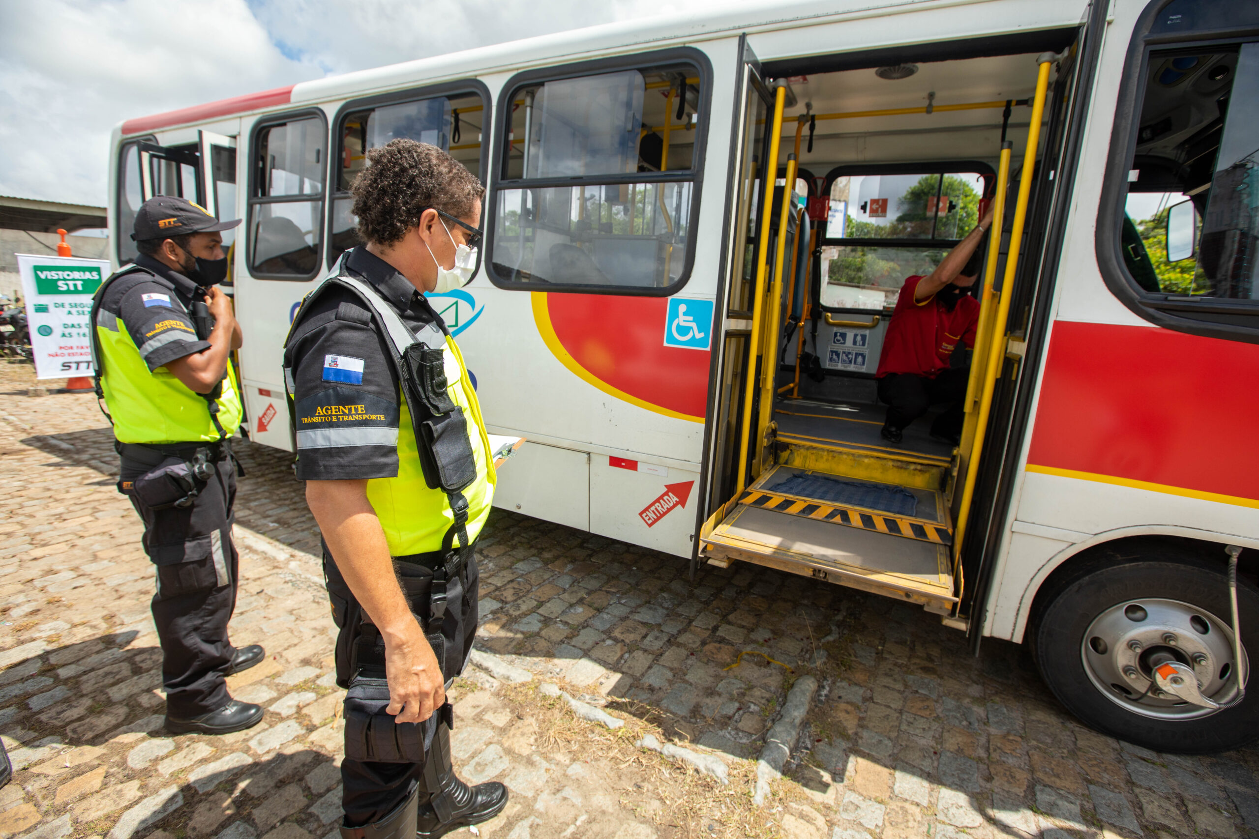 Camaçari inicia vistoria de ônibus e renova alvará para táxi escolar