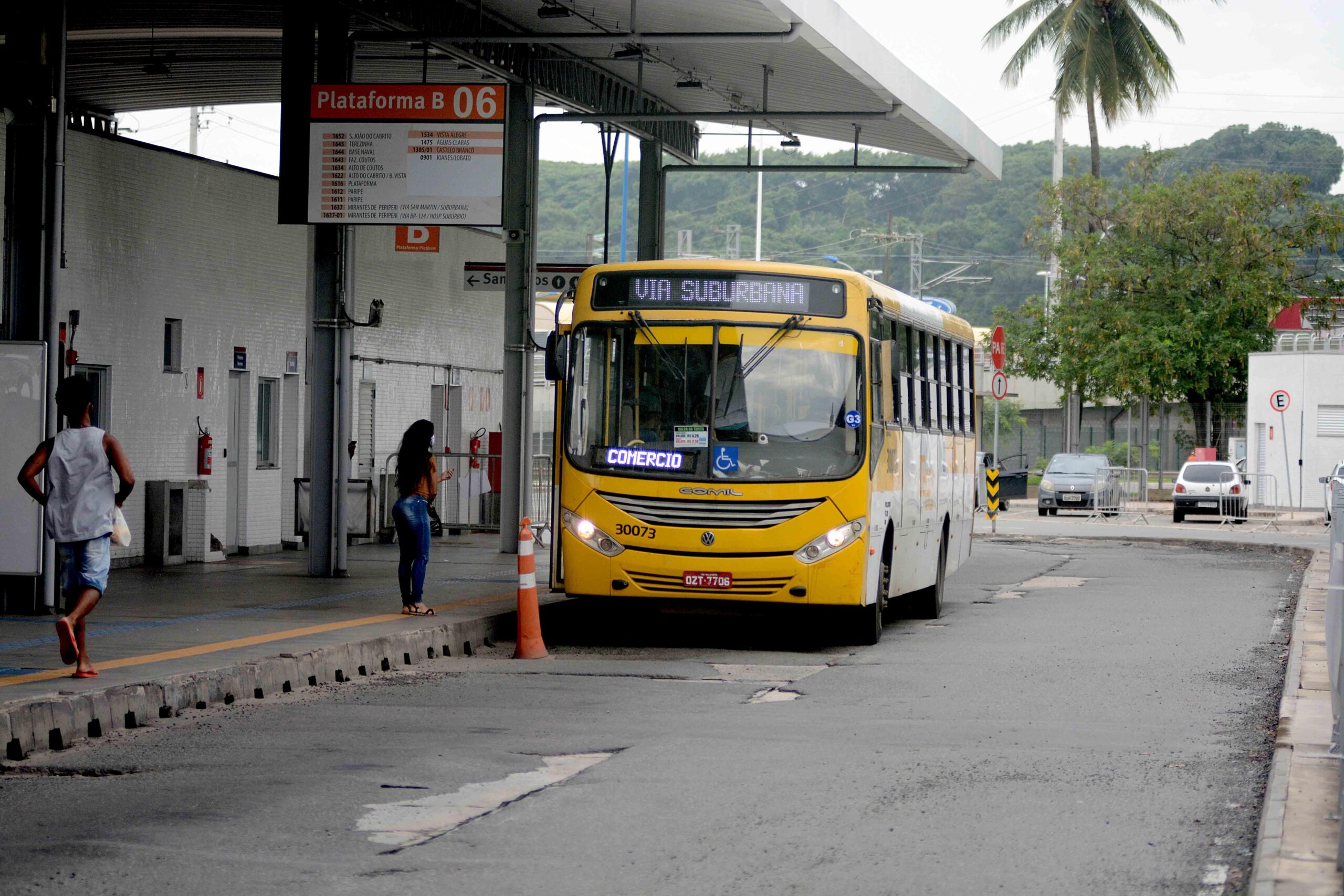 Toque de recolher altera horário de ônibus em Salvador