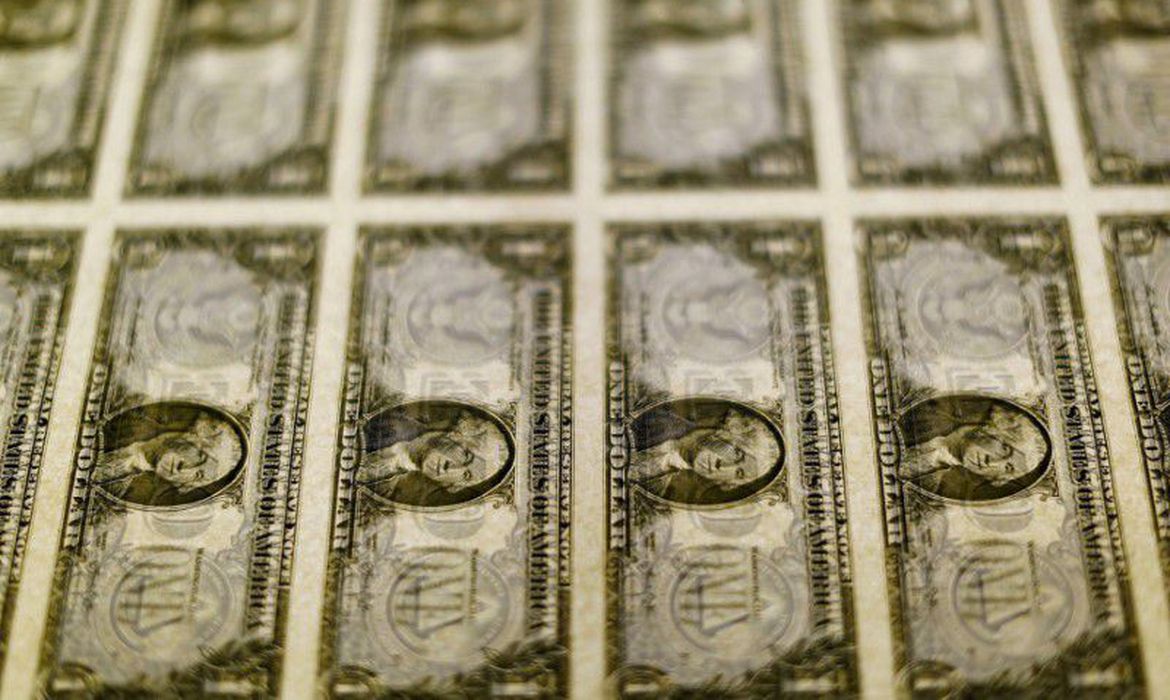 Dólar tem primeira queda depois de quatro altas seguidas