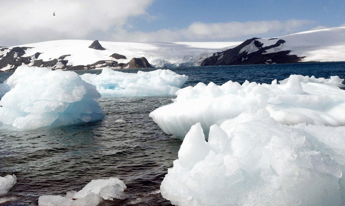 Degelo provoca separação de iceberg na Antártica