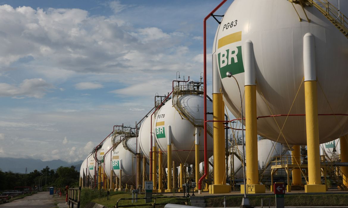 Petrobras reduz preço da gasolina; consumidores devem pagar menos a partir de amanhã