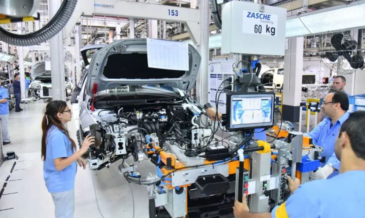 Nissan e Toyota suspendem atividades no Brasil