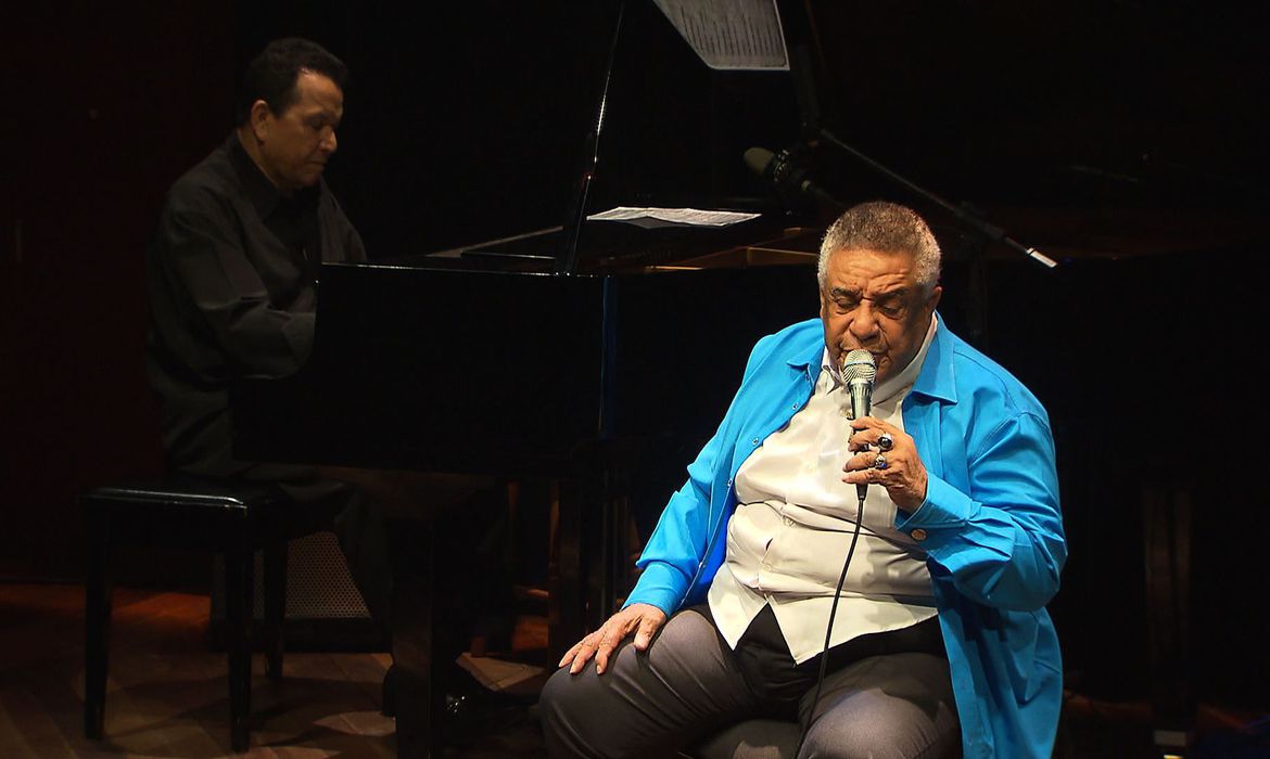 Aos 84 anos, cantor Agnaldo Timóteo morre de Covid-19