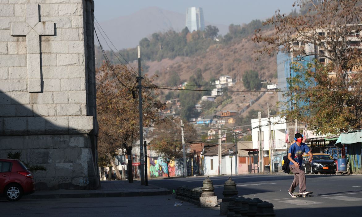 Chile atinge 1 milhão de casos de Covid-19 e fecha fronteiras