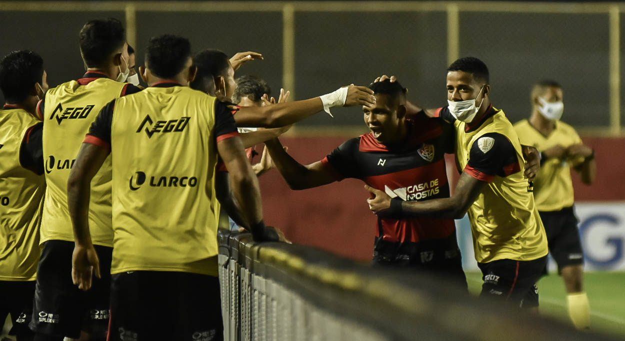 Vitória bate Rio Branco e avança na Copa do Brasil