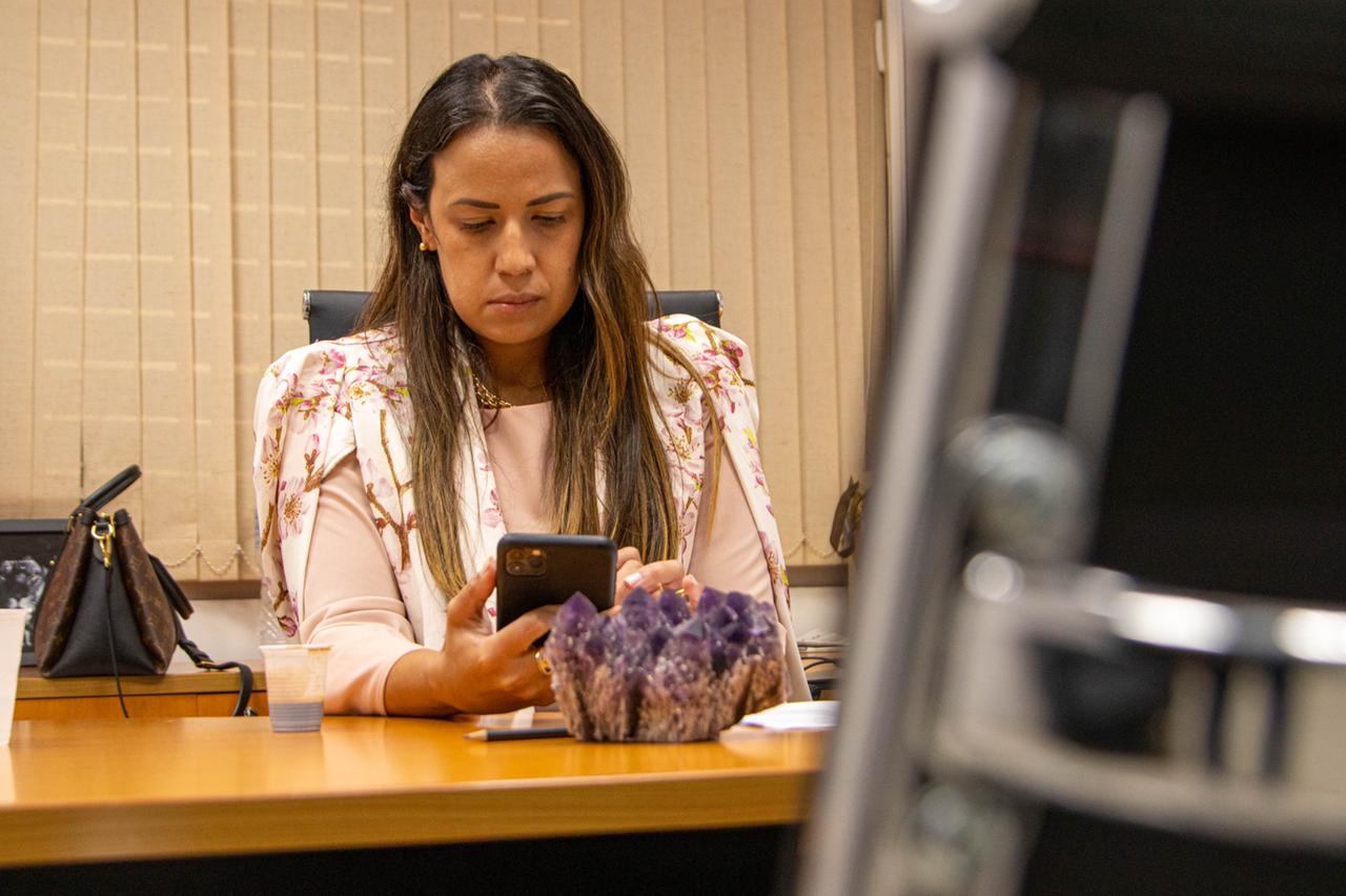 Talita Oliveira cobra secretário da Saúde em CPI da Covid por compra de respiradores