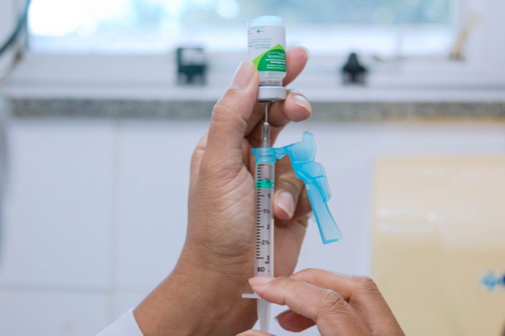 Vacinação contra gripe avança para professores e idosos em Camaçari