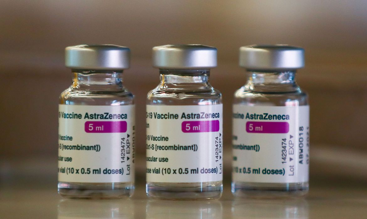 Fiocruz deve receber mais duas remessas de insumo para vacinas ainda este mês