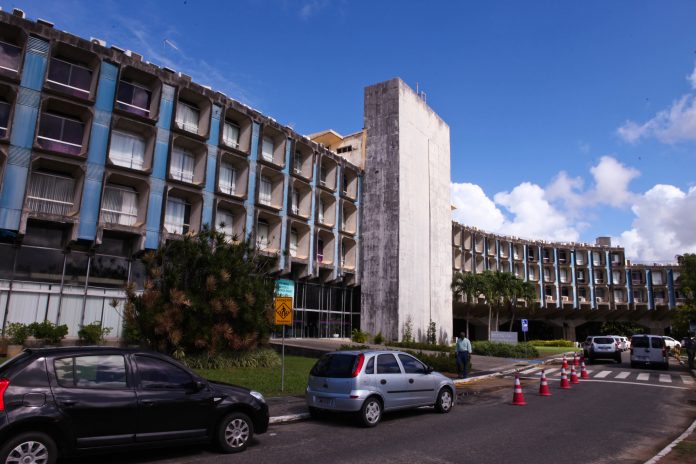 Apartamento duplex e terrenos em Vilas do Atlântico serão leiloados pelo Estado