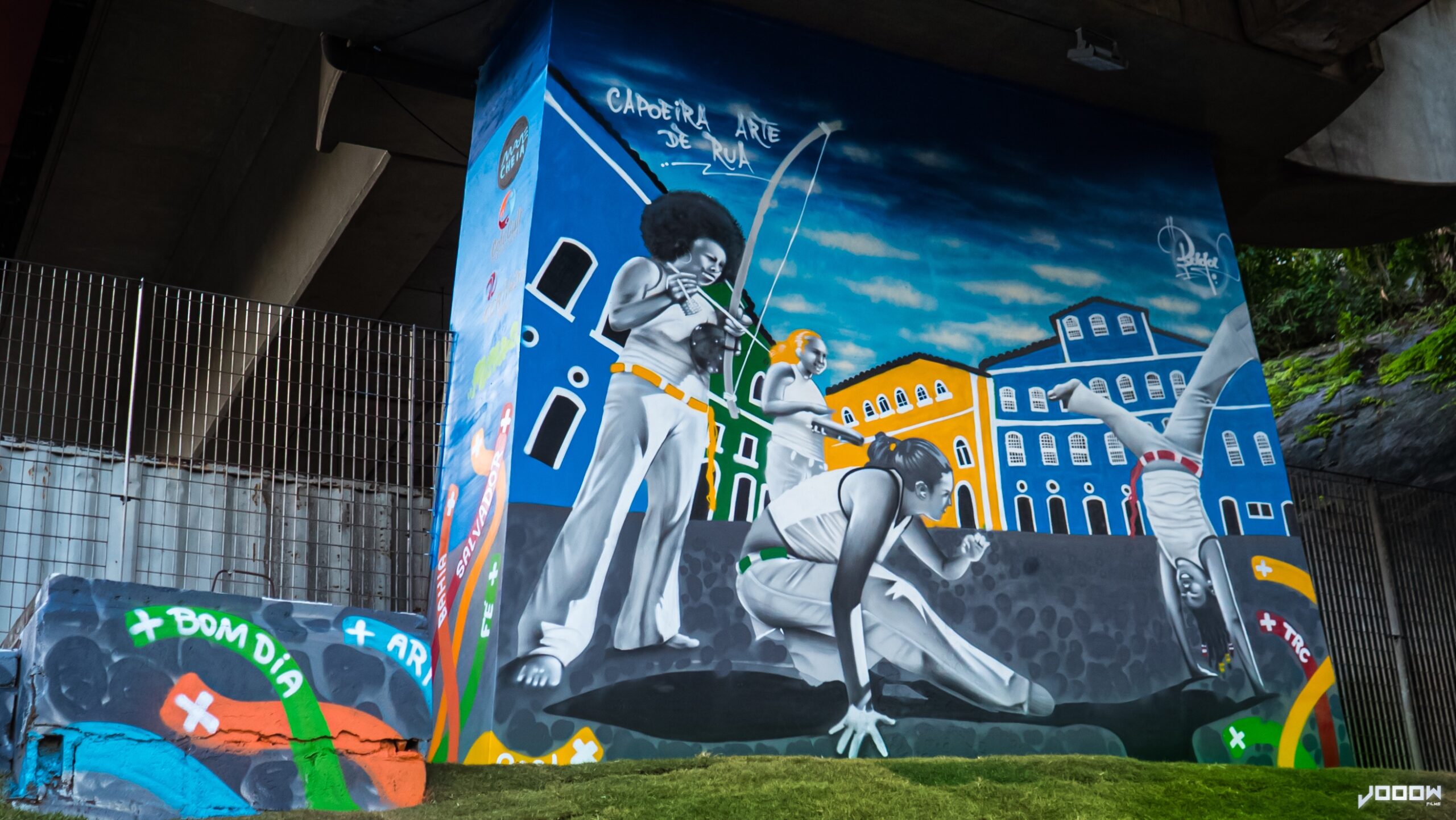 Painel da avenida Bonocô ganha painel de grafite sobre capoeira