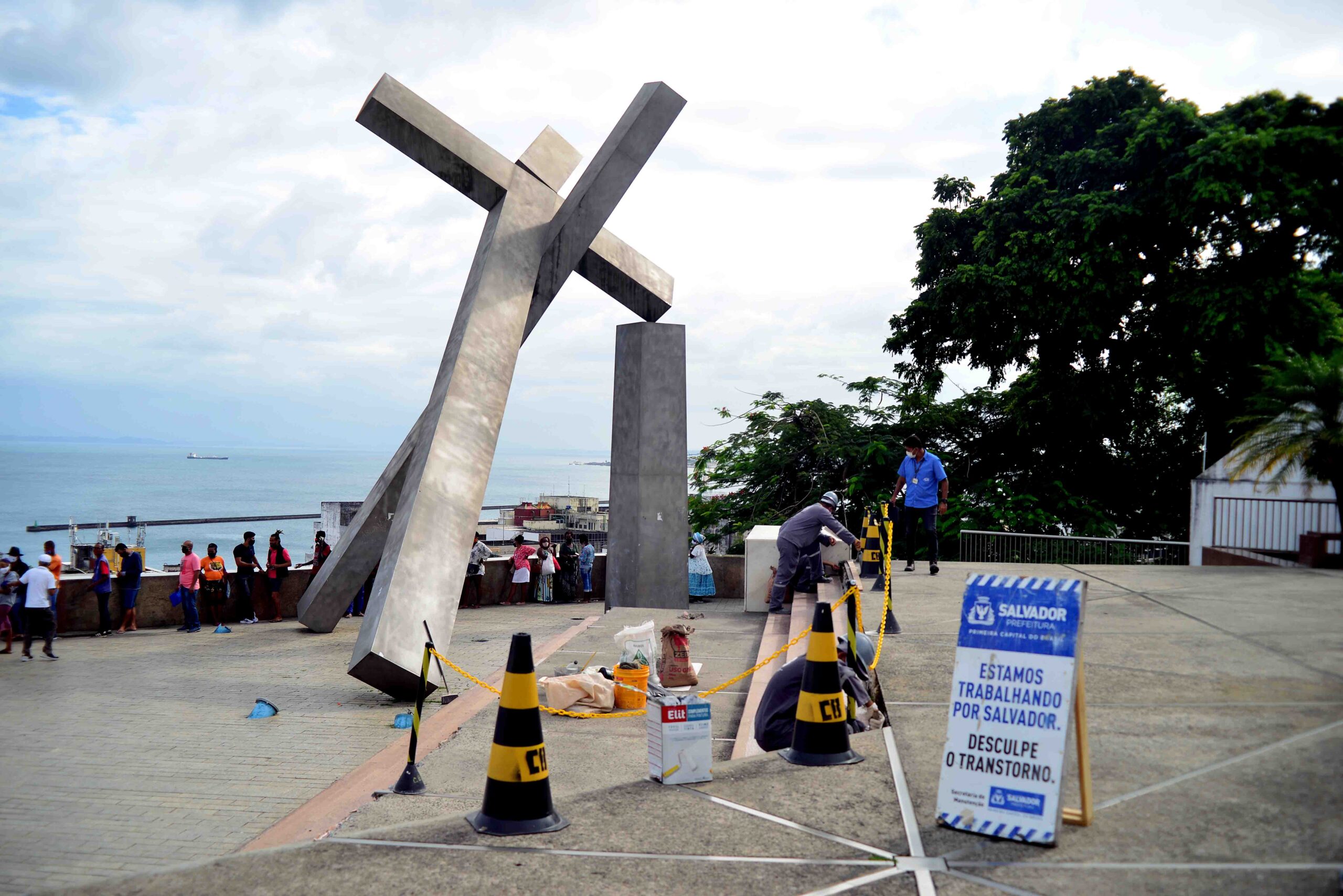 Após vandalismo, Prefeitura recupera praça da Cruz Caída