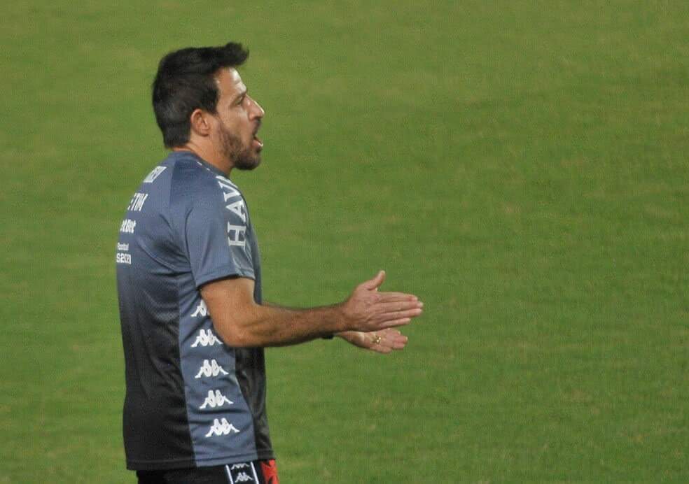 Vitória demite Rodrigo Chagas; Ramon Menezes é o novo técnico do clube