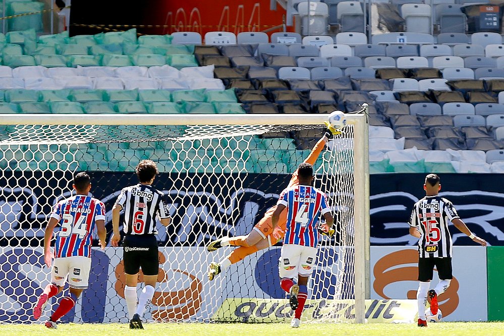 Com dois gols de Hulk, Atlético goleia Bahia no Mineirão