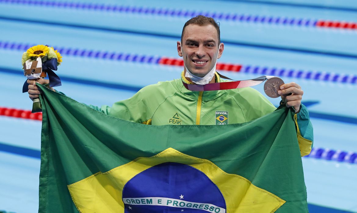 Fernando Scheffer mantém tradição da natação brasileira e fatura bronze em Tóquio