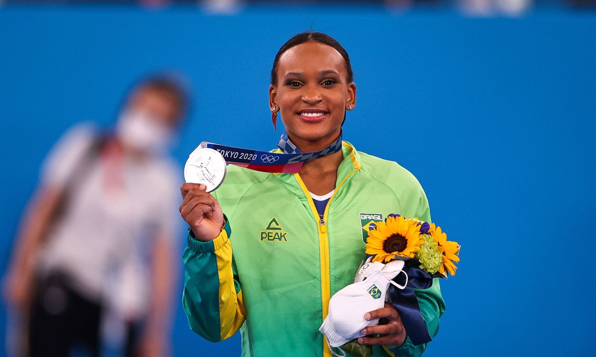 Rebeca Andrade ganha prata, primeira medalha da ginástica feminina do Brasil