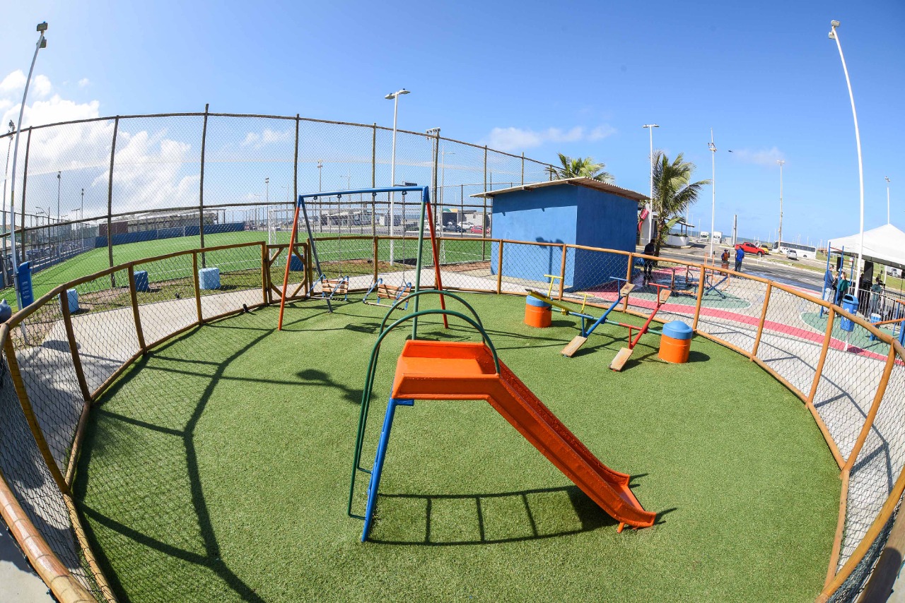 Boca do Rio ganha campo e praça requalificados pela Prefeitura