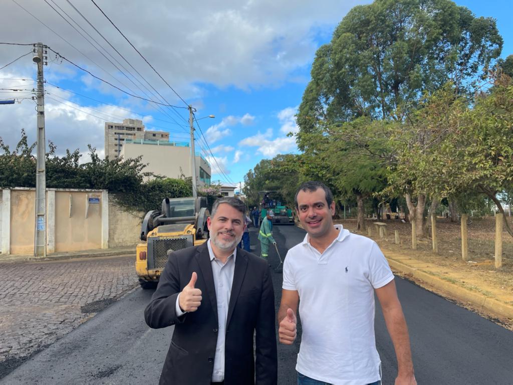 Tiago Correia visita obras de pavimentação em Vitória da Conquista
