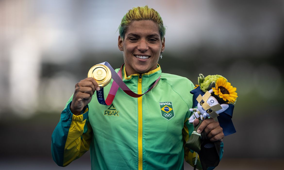 Baiana Ana Marcela ganha medalha de ouro na maratona aquática