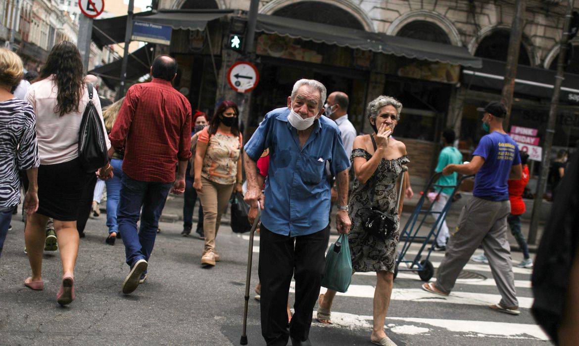 IBGE diz que Brasil tem 213,3 milhões de habitantes