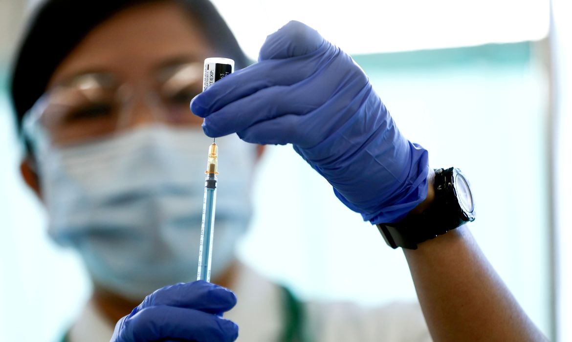 Mortes por Covid-19 em pessoas vacinadas são raras, dizem especialistas