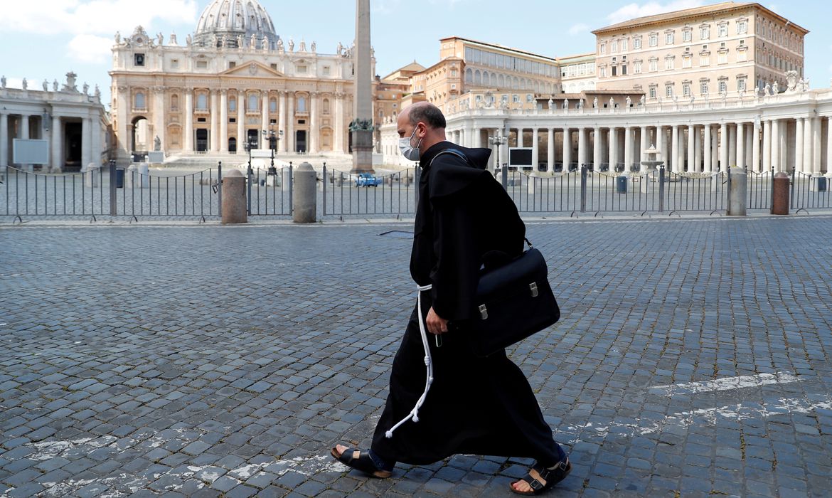 Vaticano pune ex-arcebispo polonês por negligência sobre abuso sexual