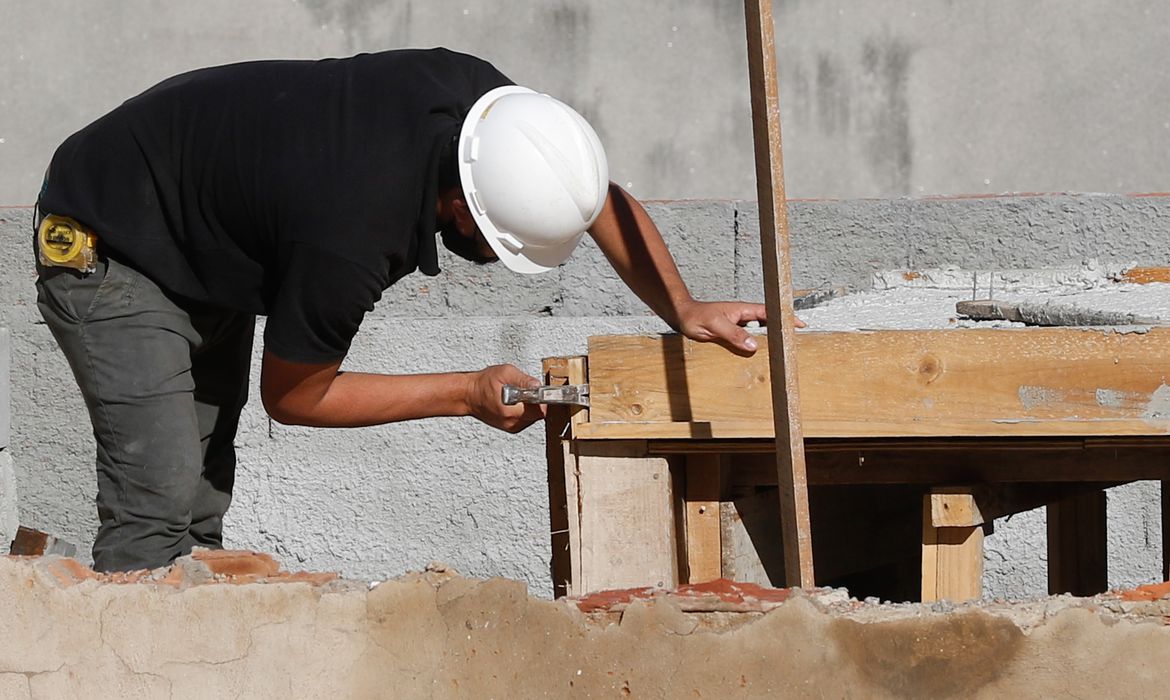 Confiança da construção civil fica estável com melhor nível desde 2014