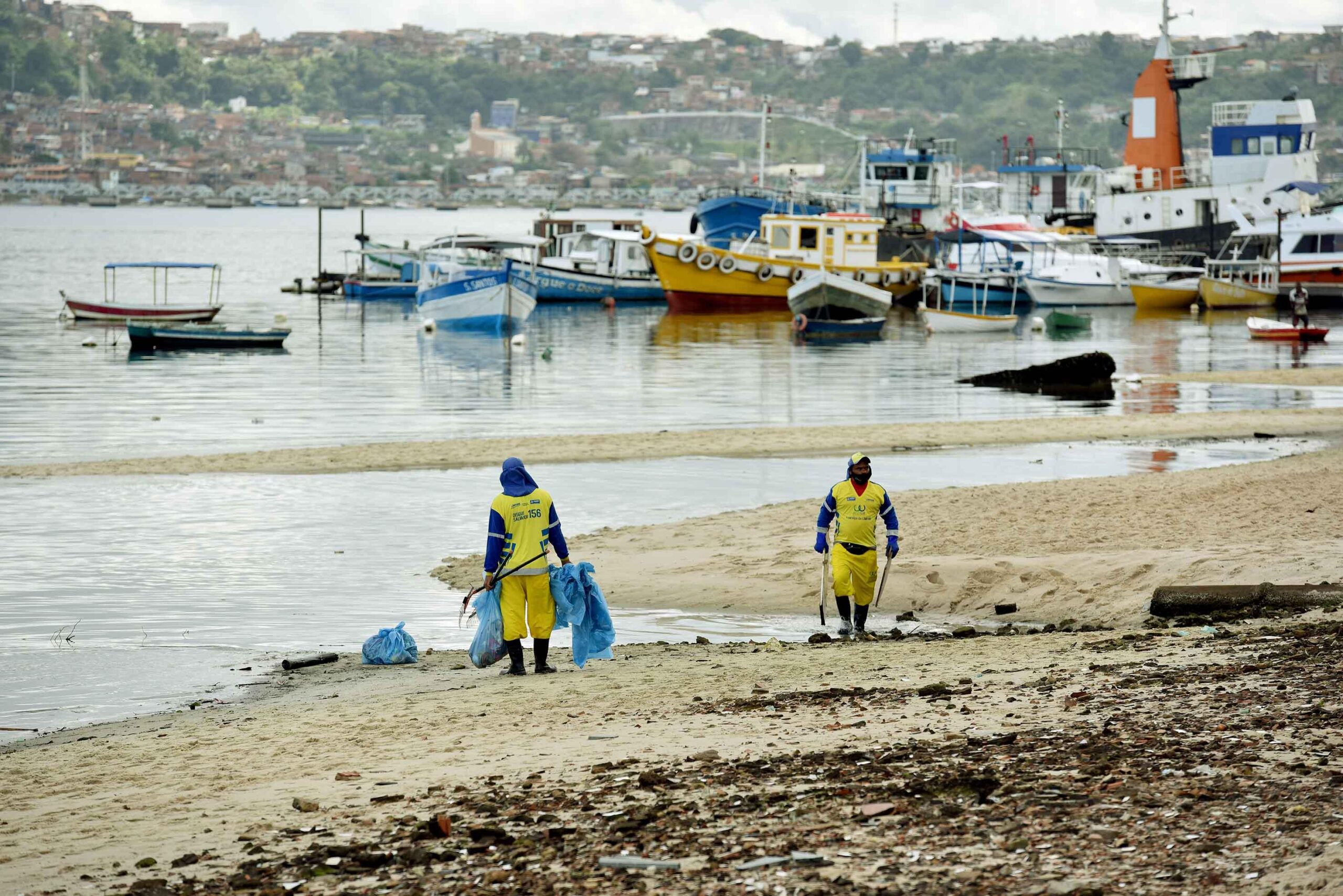 Limpurb recolhe mais de 2.000 toneladas de lixo nas praias em quatro meses
