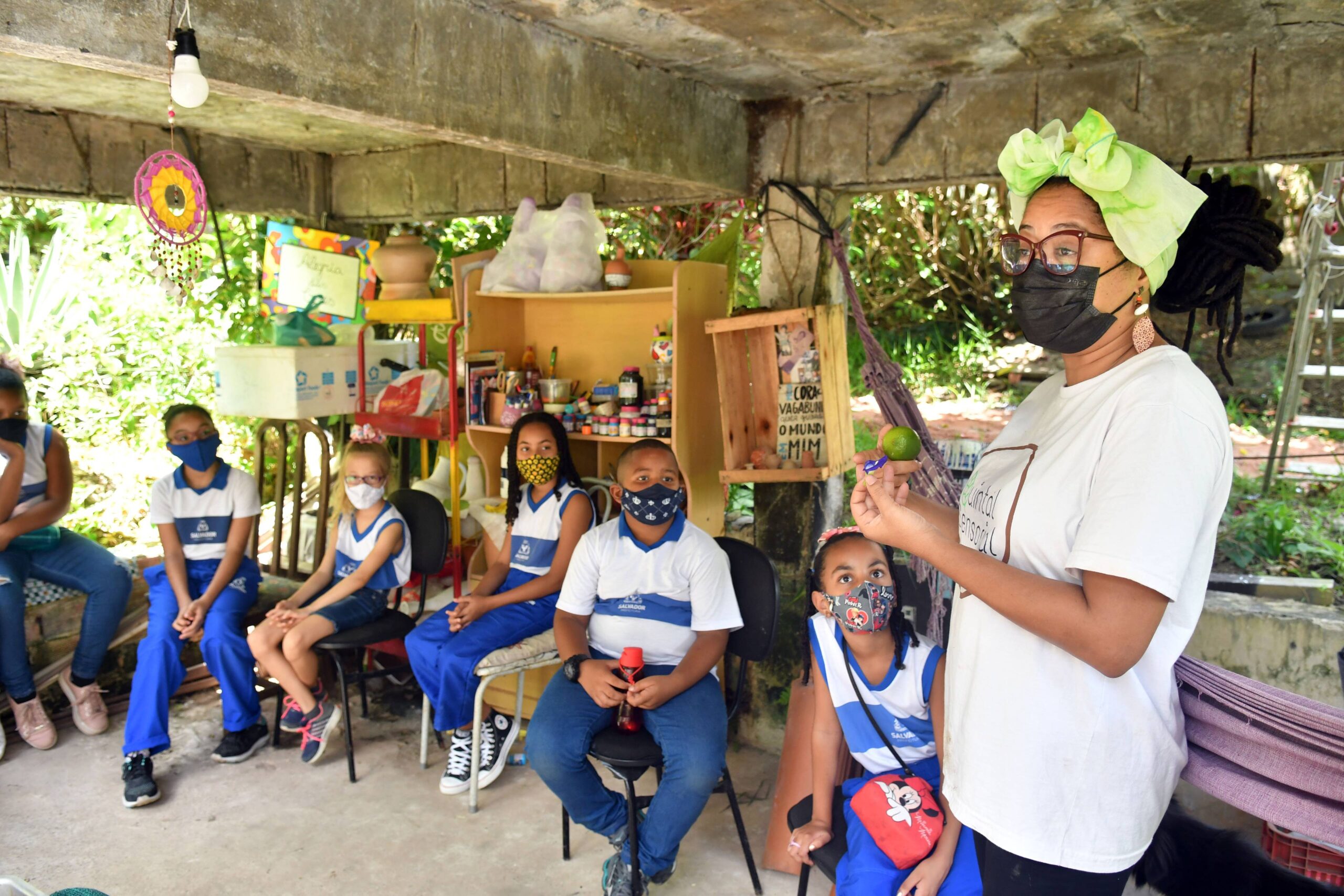 Professora cria Quintal Sensorial onde alunos aprendem com a natureza