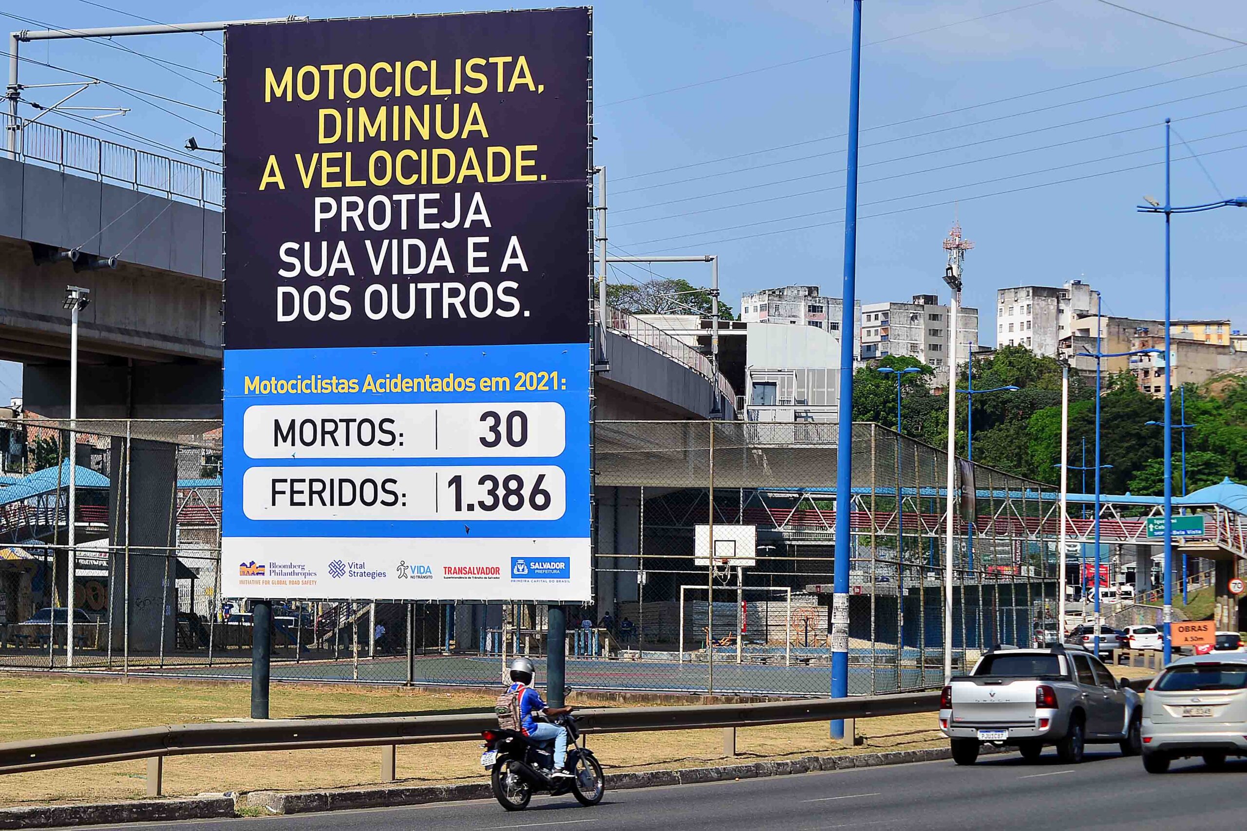 Painel da Transalvador alerta para número de acidentes com motos