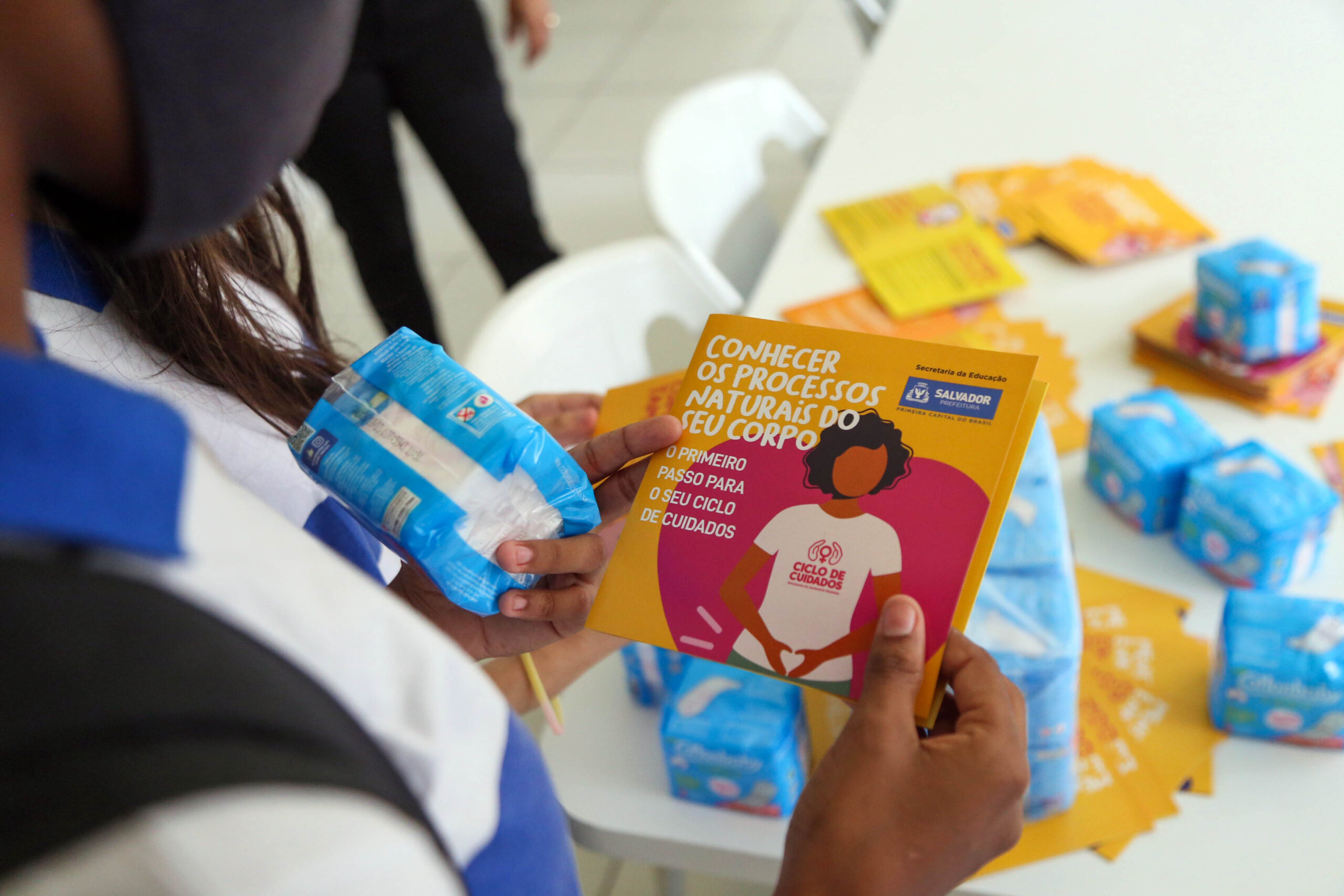 Ciclo de Cuidados distribui absorventes para alunas da rede municipal