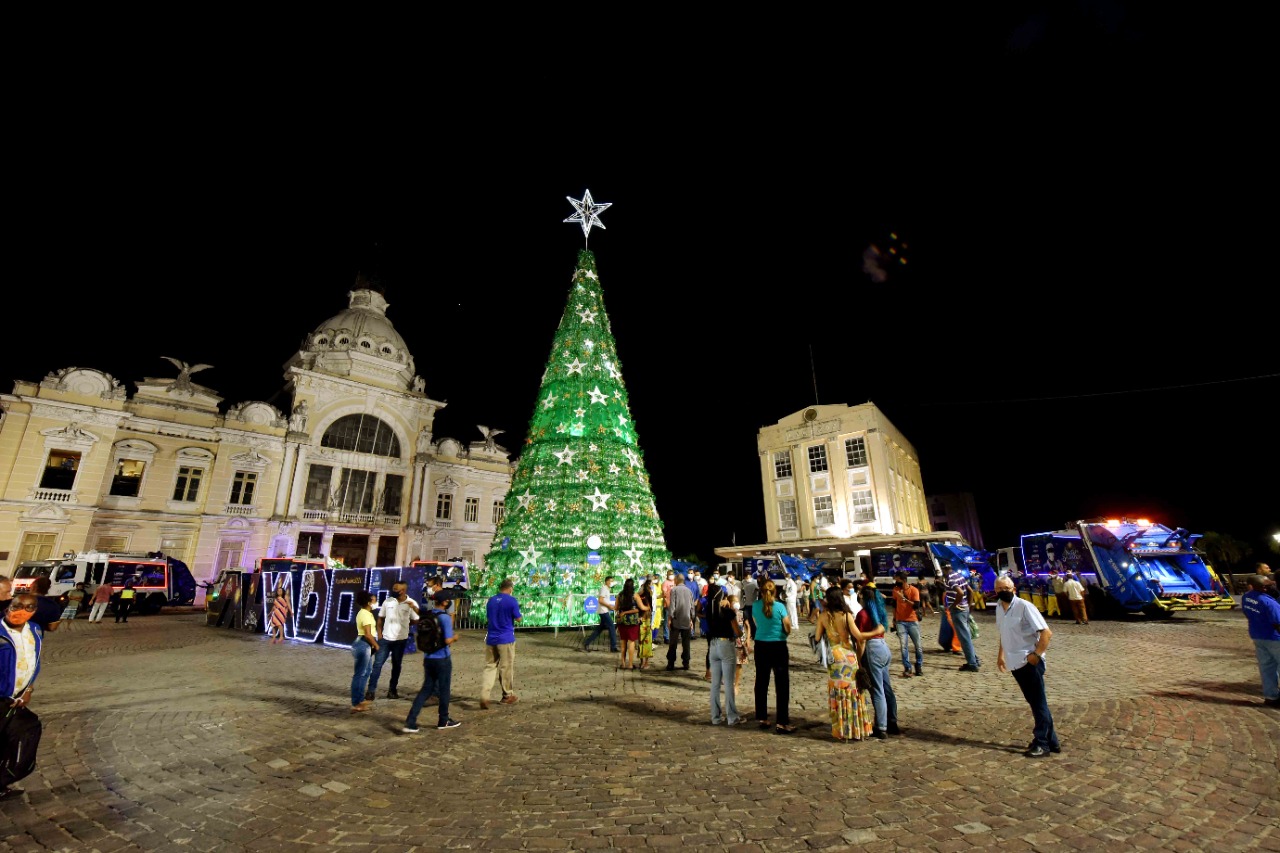 Salvador ganha árvore de Natal sustentável com 27 mil garrafas pet
