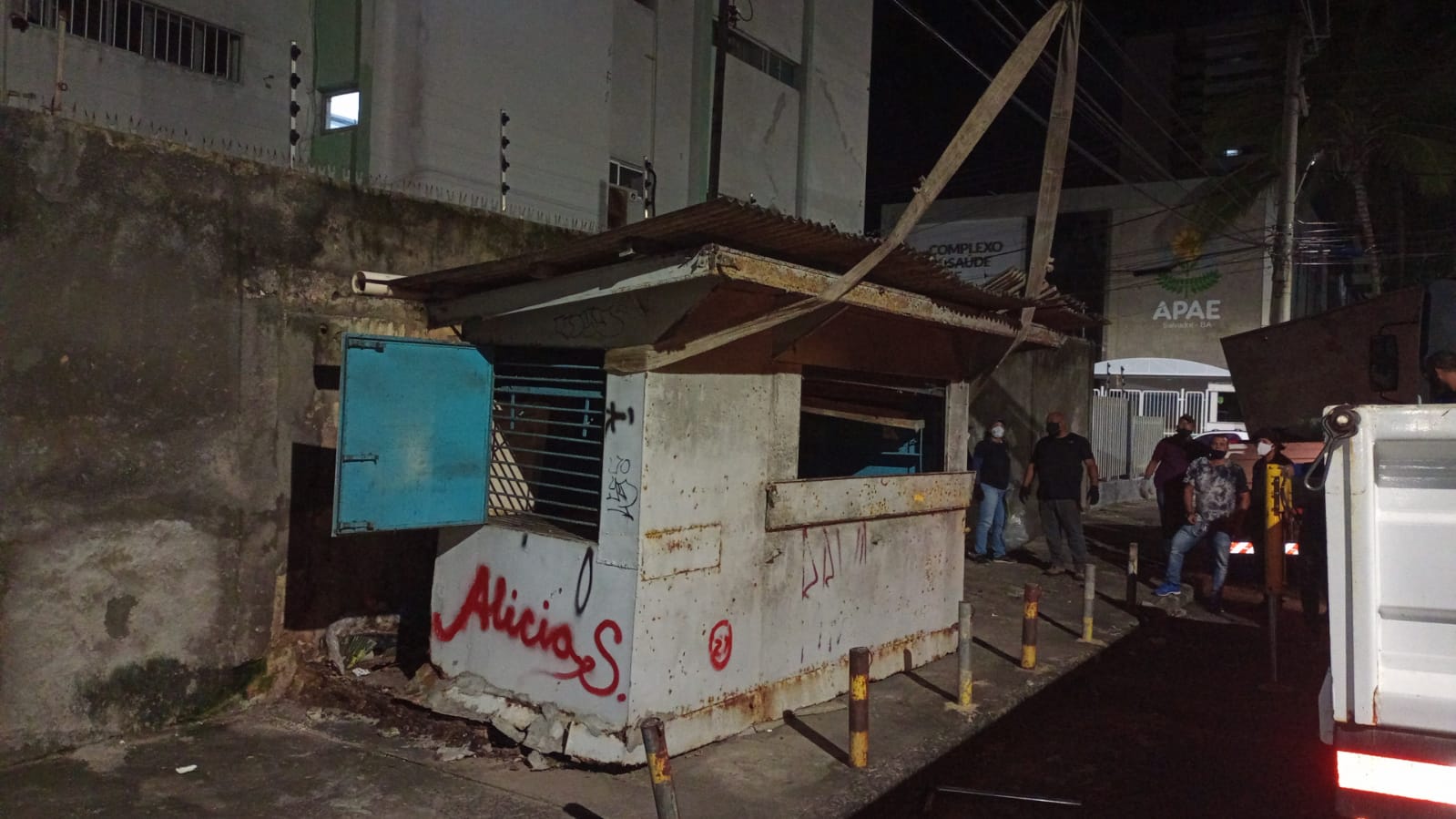 Barracas de chapa abandonadas começam a ser removidas em Salvador
