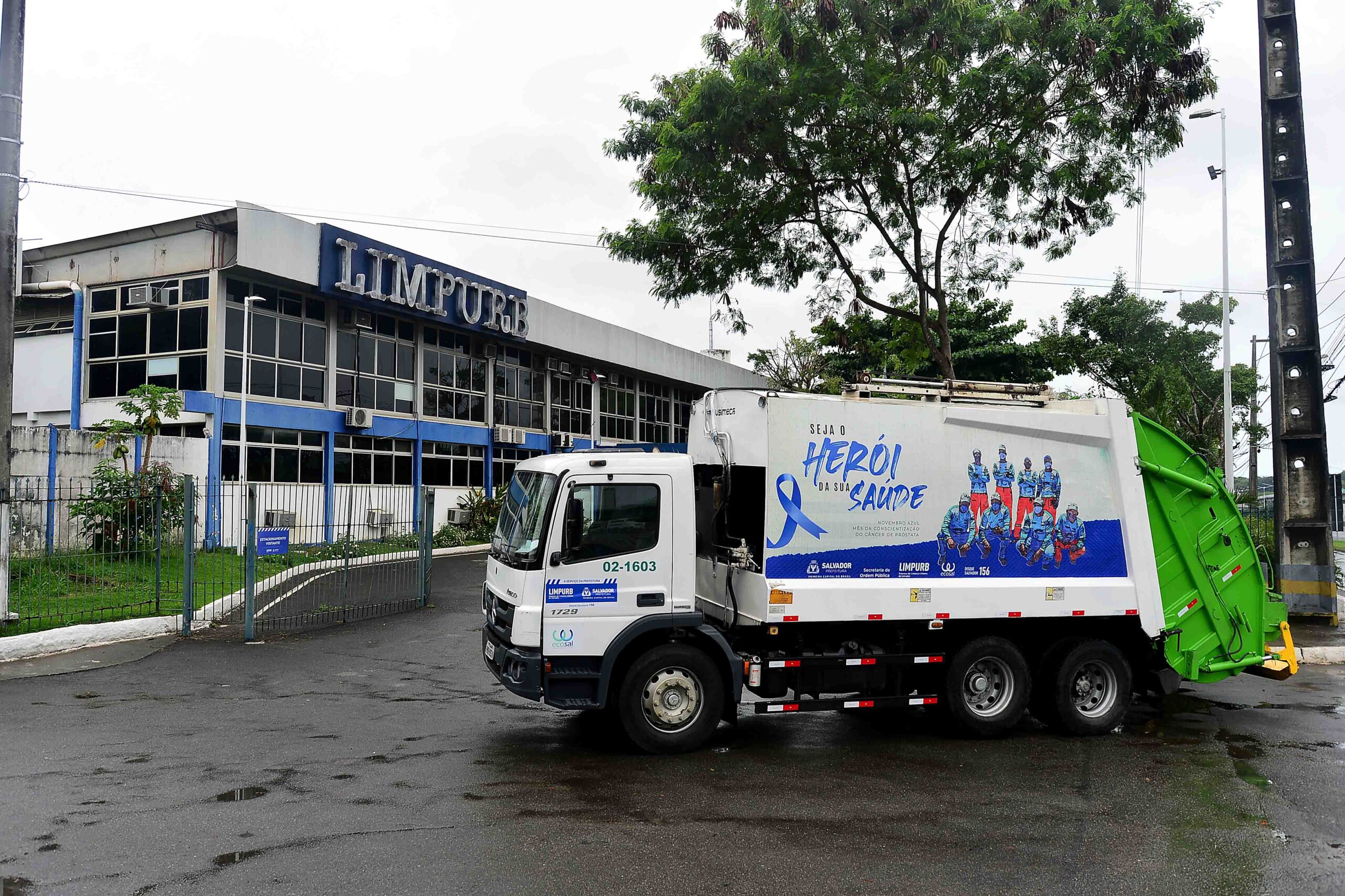 Caminhões da Limpurb entram na campanha Novembro Azul