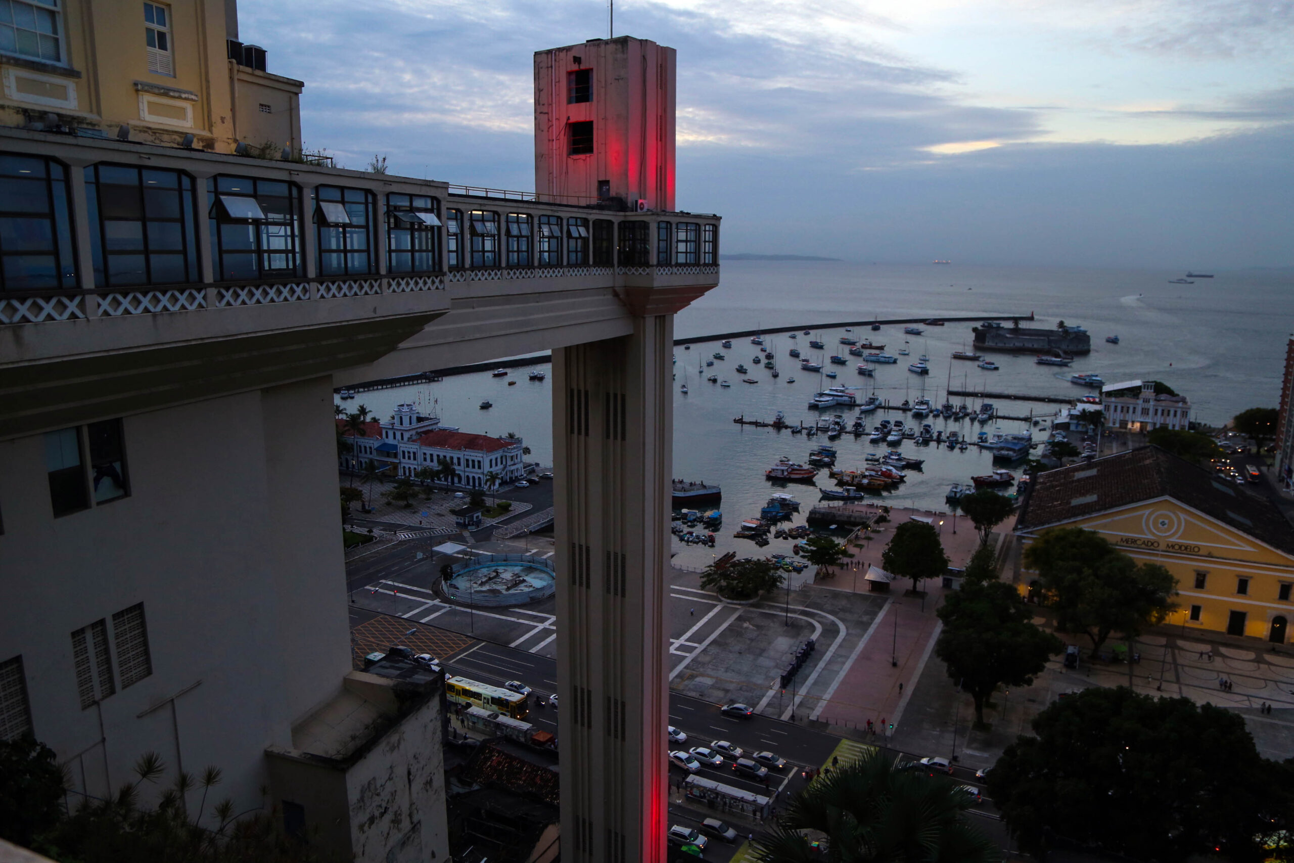 Dezembro Vermelho estampa monumentos de Salvador