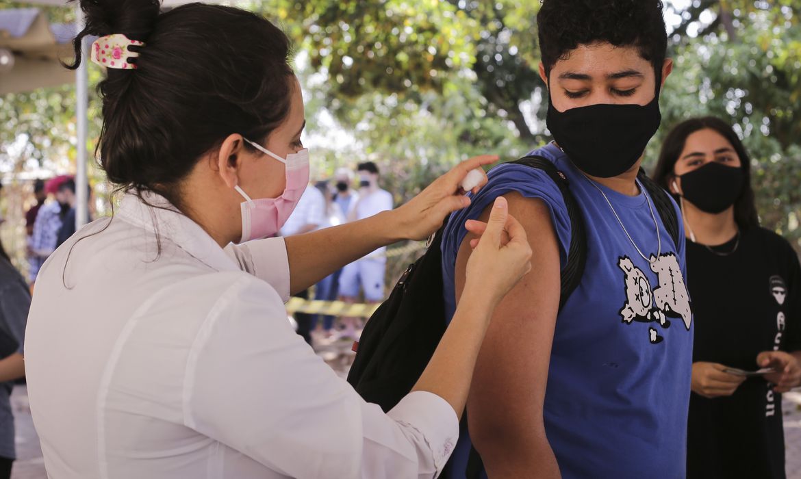 Brasil chega a 325 milhões de vacinas aplicadas contra a Covid