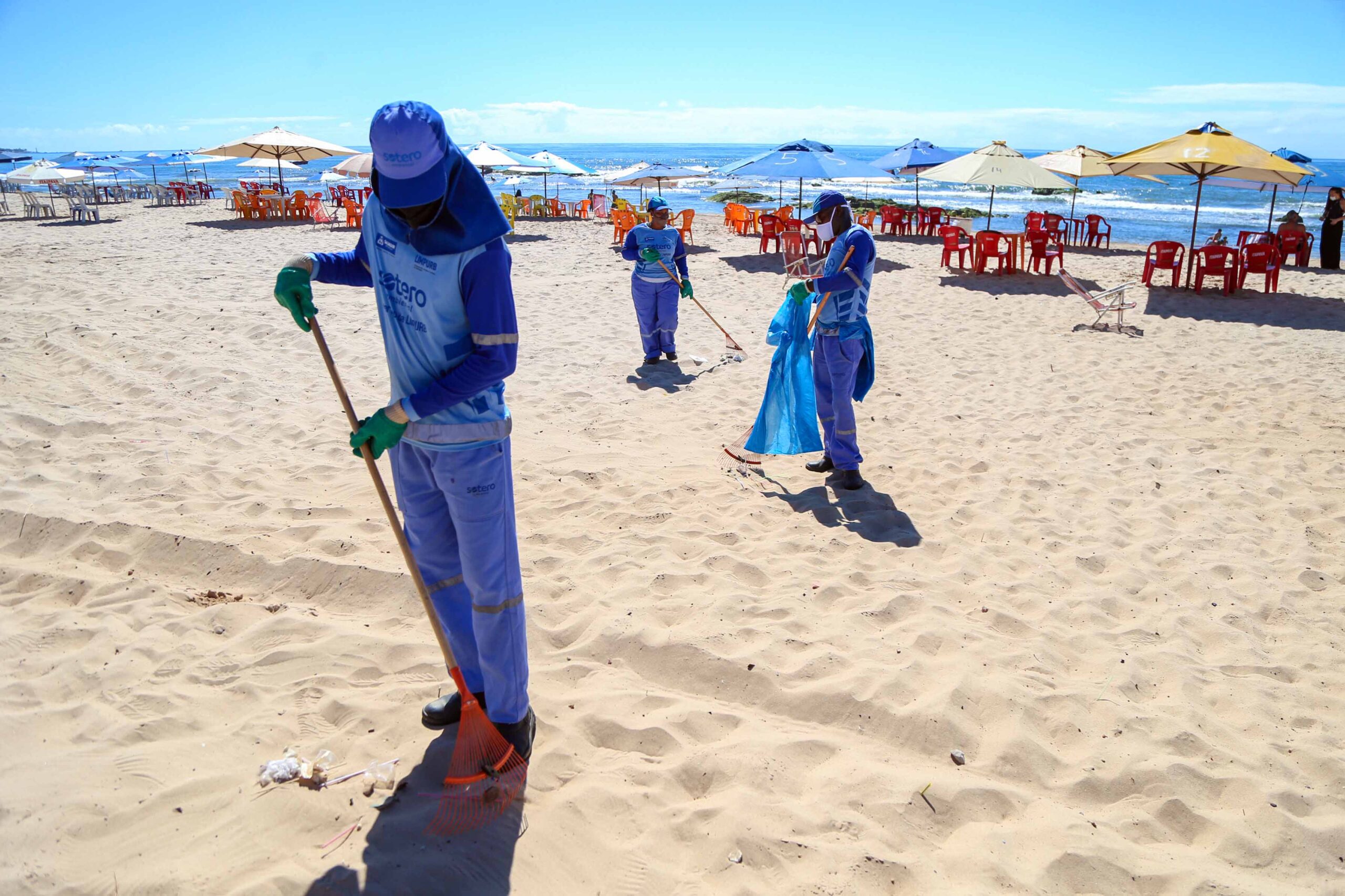 Limpurb realiza limpeza diária em praias de Salvador