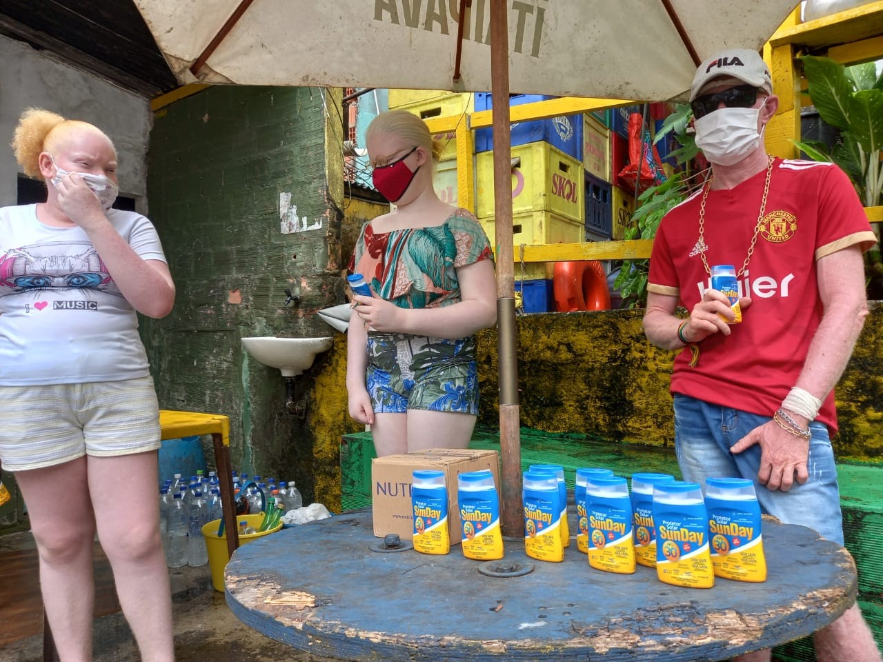 Saúde distribui protetor solar para albinos residentes em Ilha de Maré