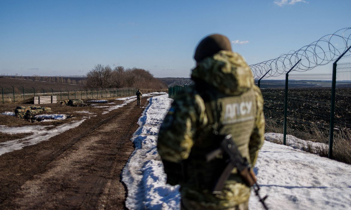 Exército russo inicia ataques na Ucrânia; brasileiros estão retidos no país