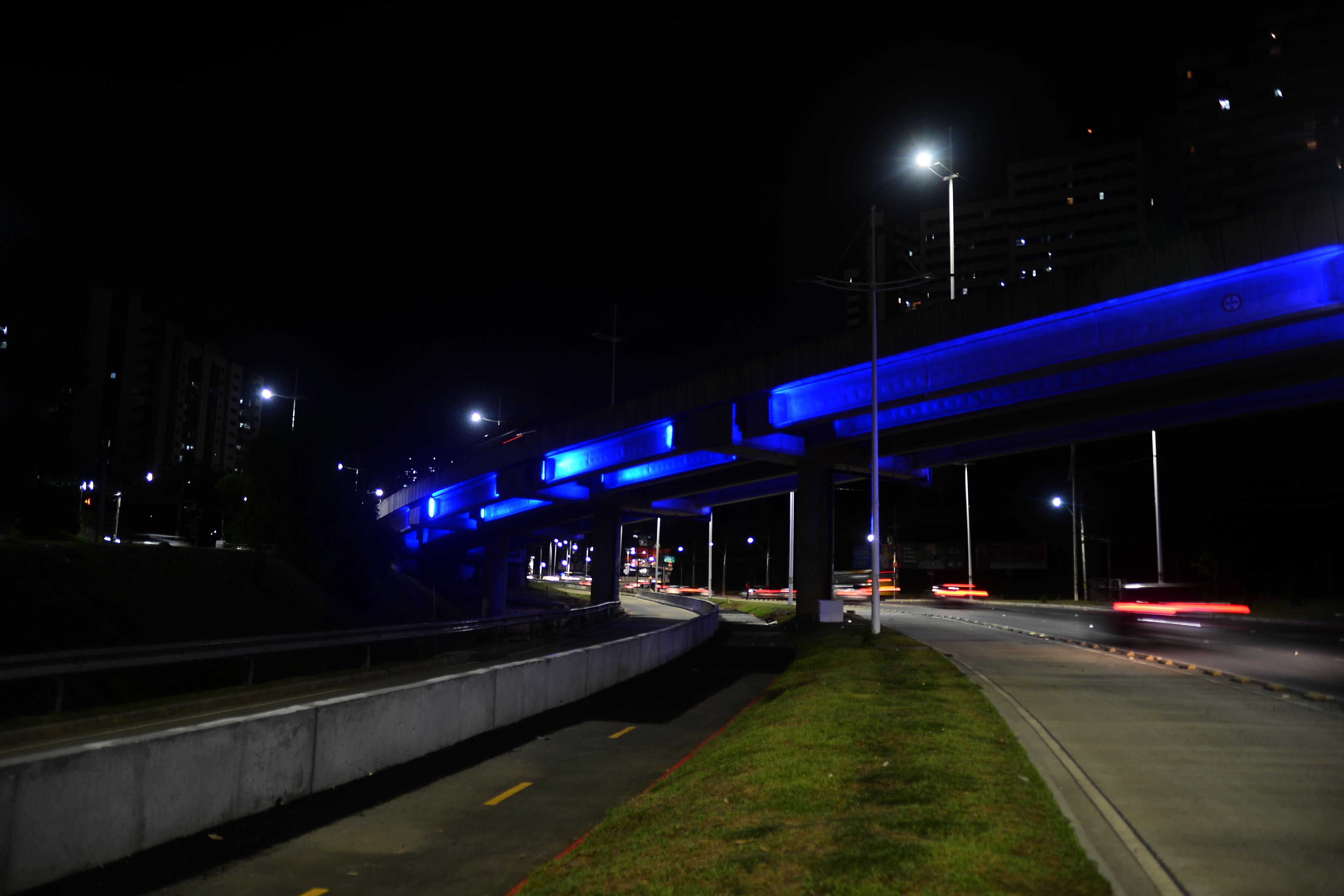 Viadutos do BRT recebem iluminação cênica no Itaigara e Avenida ACM