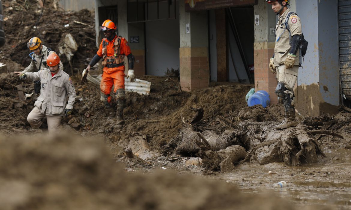 Bombeiros confirmam 176 mortos em Petrópolis; 24 pessoas foram retiradas com vida dos escombros