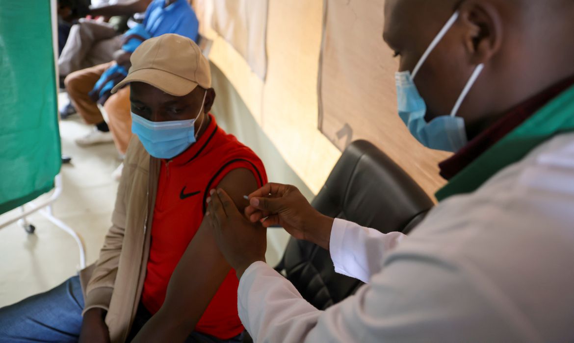 Prazo de validade curto da AstraZeneca complica imunização em países pobres