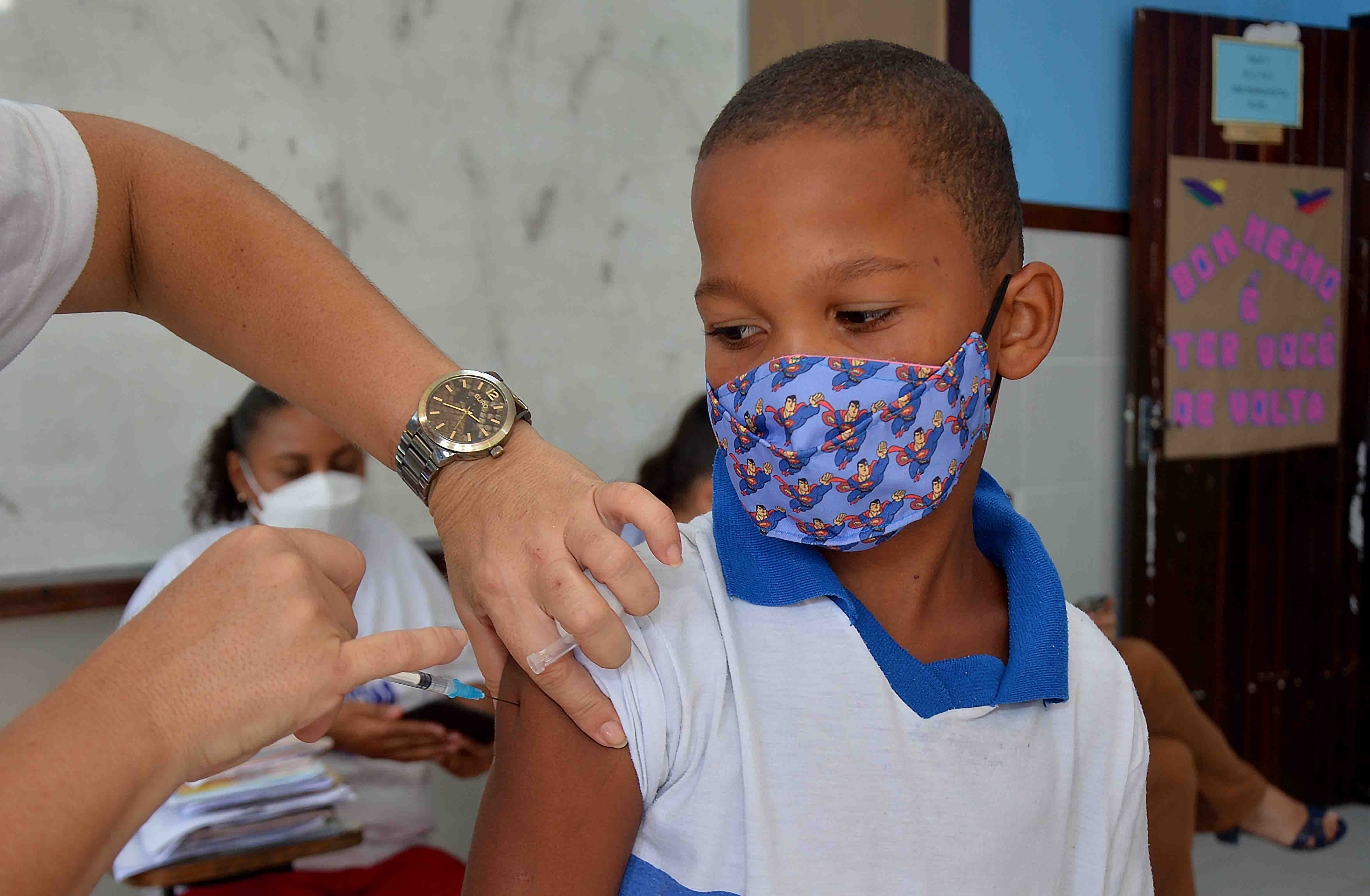 Crianças começam a ser vacinadas contra a Covid em escolas municipais
