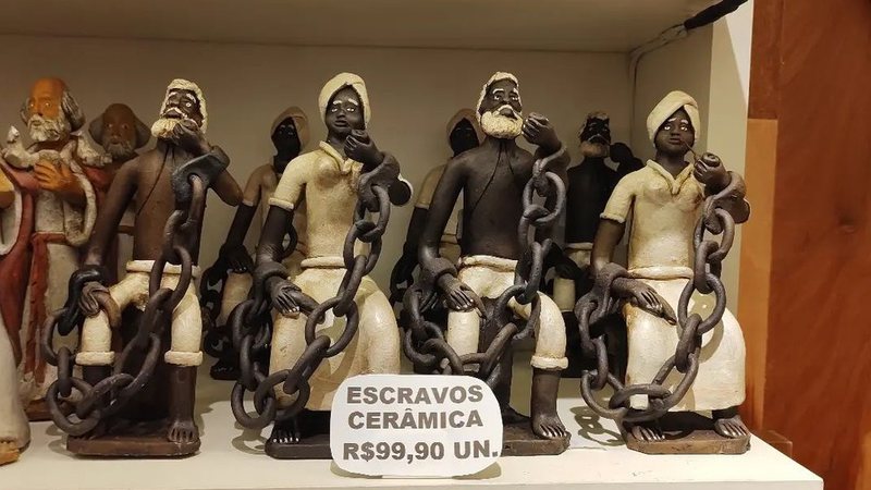Loja no aeroporto de Salvador vende cerâmica de negros escravizados e acorrentados