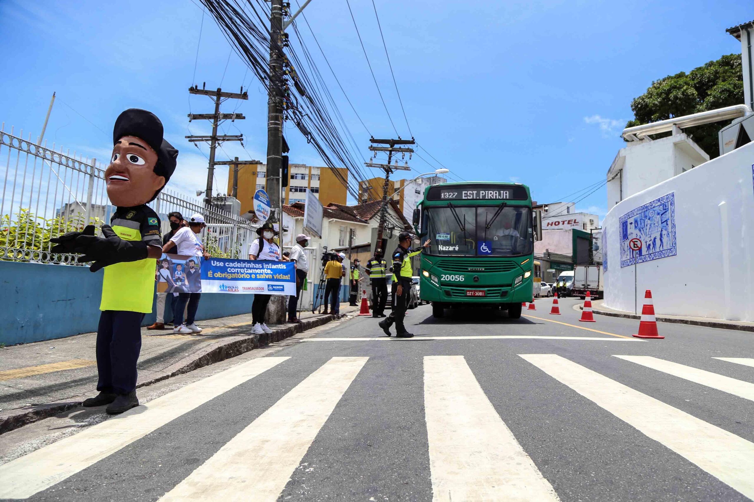 Agentes ordenam tráfego no entorno das escolas de Salvador