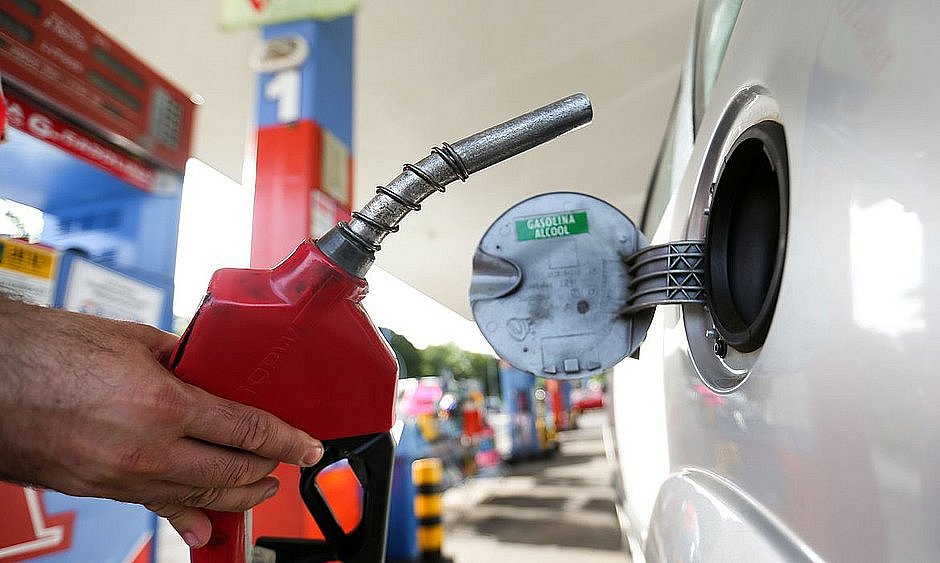 Com novo reajuste, consumidor paga R$ 7,99 pelo litro da gasolina
