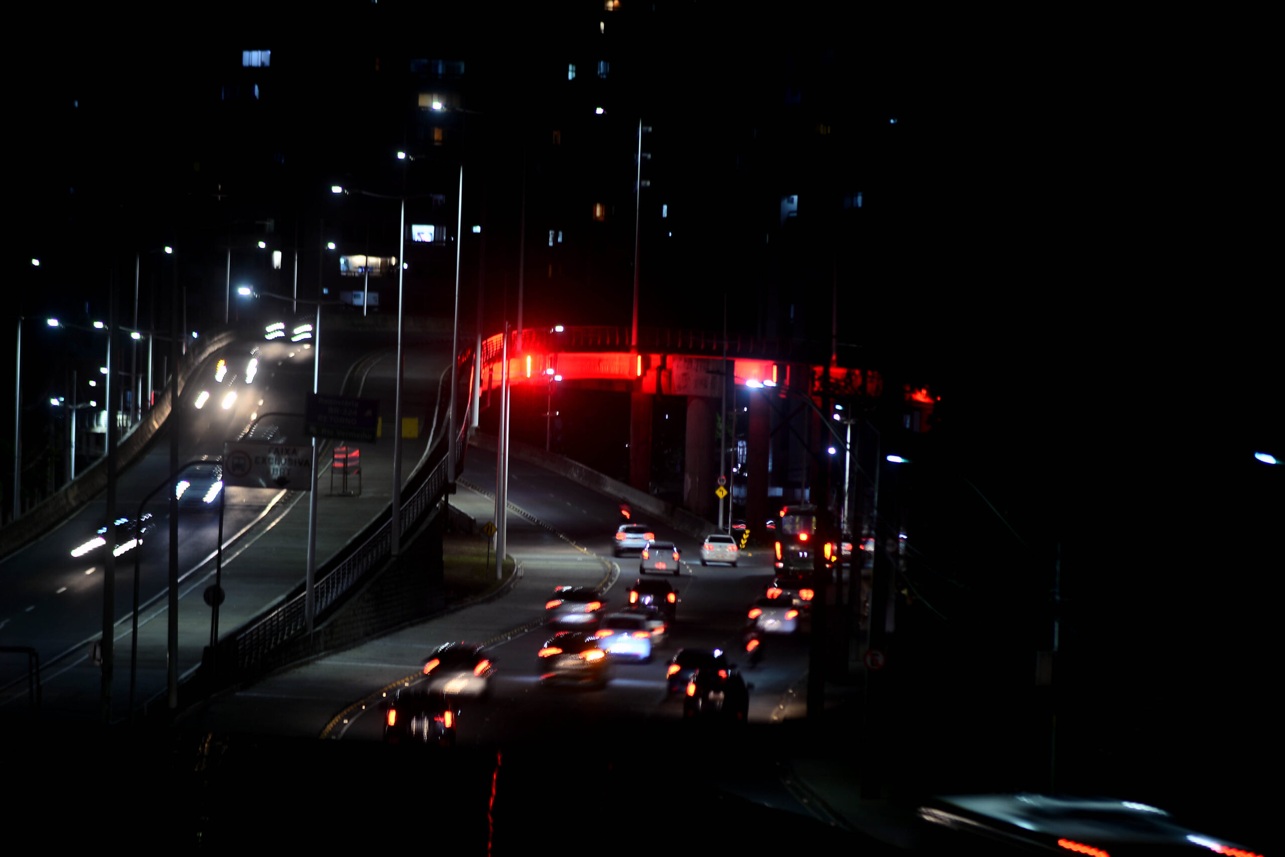 Viadutos do BRT recebem nova iluminação cênica no Itaigara e avenida ACM